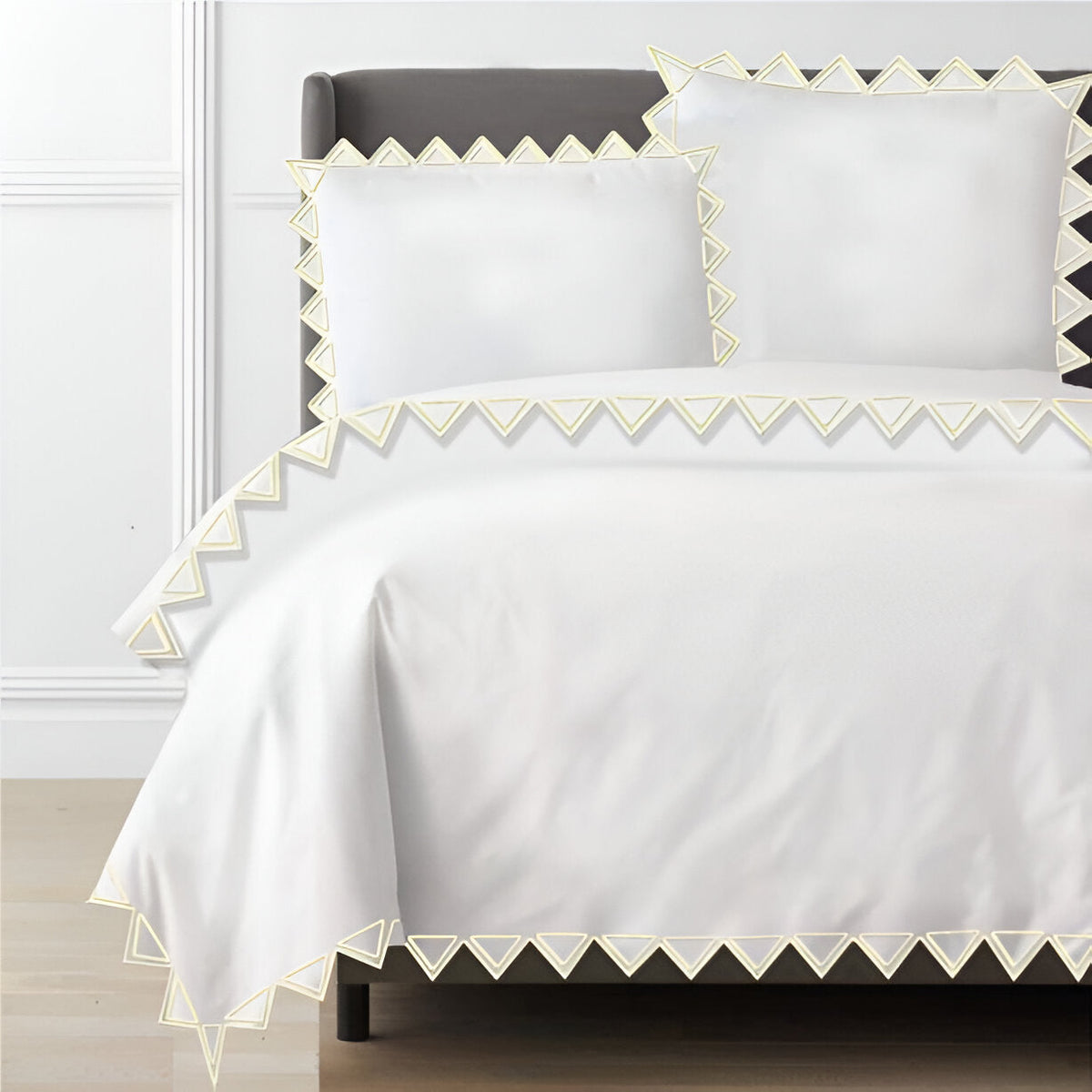 Parure de lit Ashley en satin de coton 400 fils avec broderie triangulaire