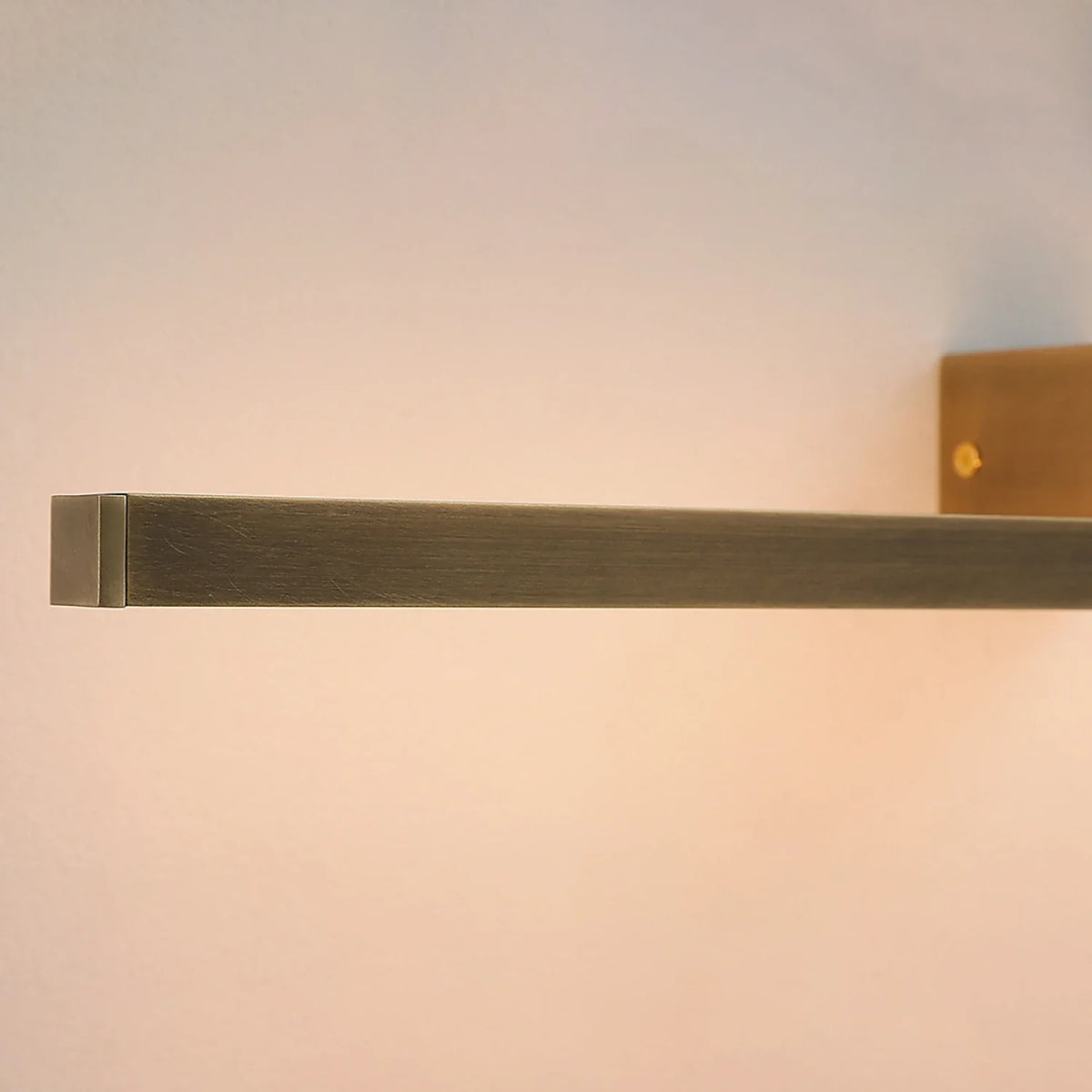 Applique murale LED linéaire en laiton Kivana