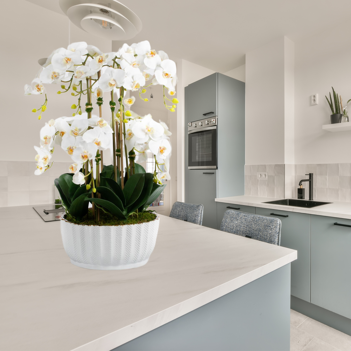 Centrotavola con orchidea finta in vaso bianco