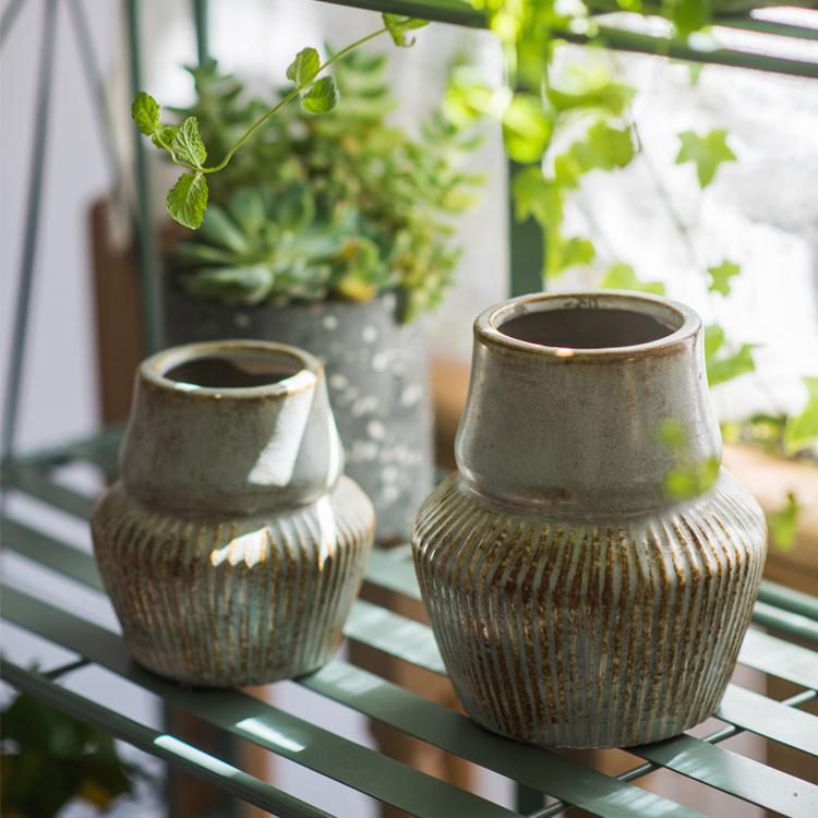 Vase en céramique bleu clair sous glaçure