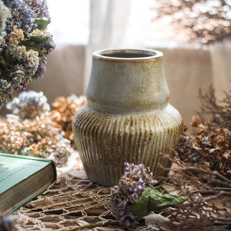 Vase en céramique bleu clair sous glaçure