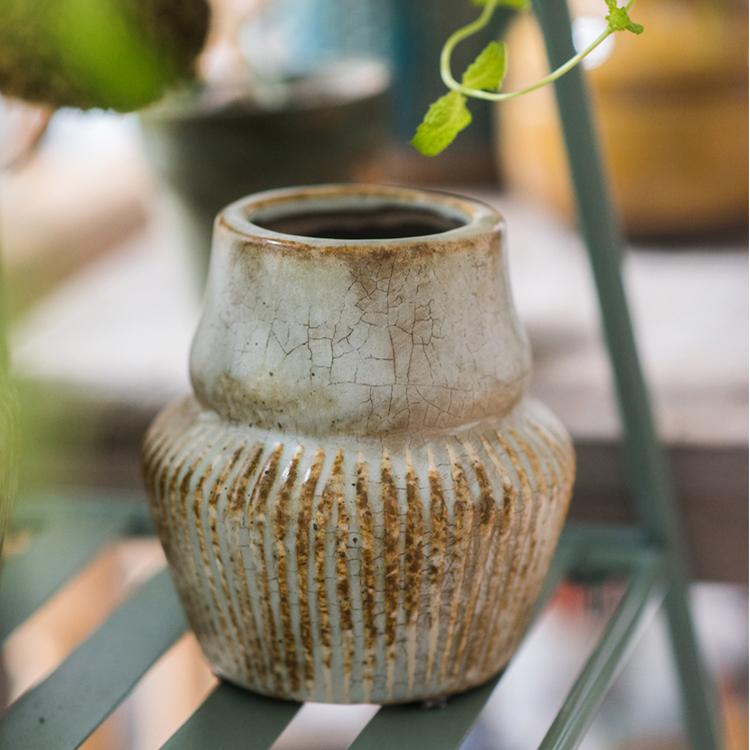 Vase en céramique bleu clair sous glaçure