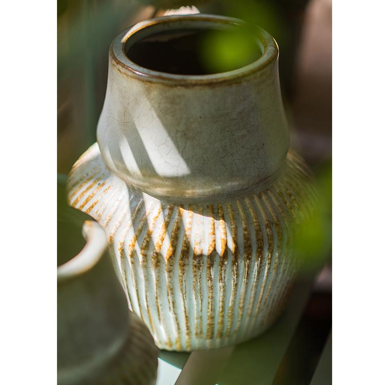 Vase en céramique bleu clair sous glaçure