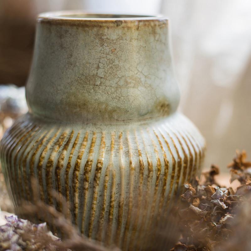 Vase en céramique bleu clair sous glaçure