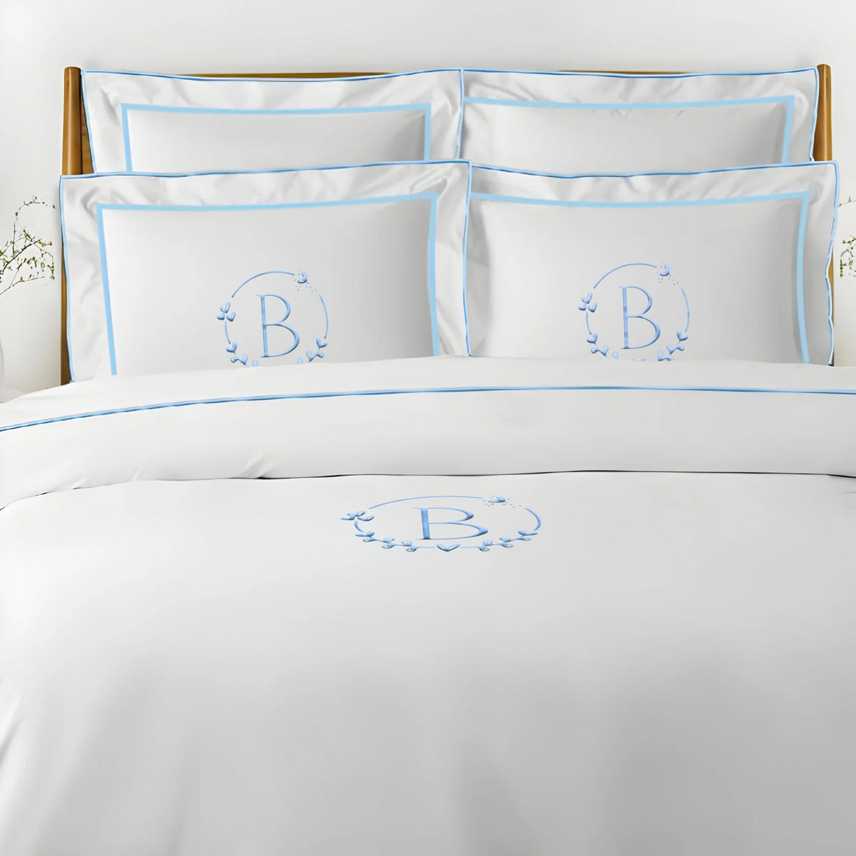 Set copripiumino in raso di cotone tinta unita con ricamo monogramma e bordo