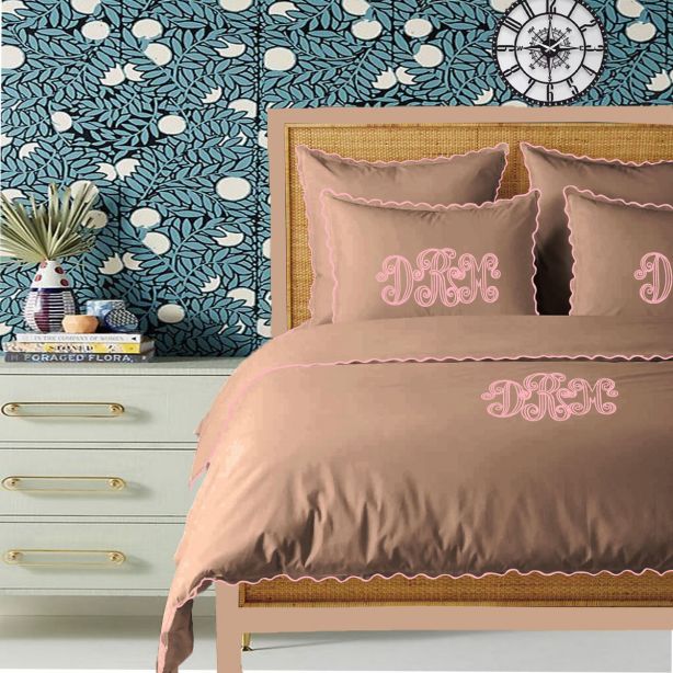 Parure de lit en coton 400 fils, broderie festonnée, monogramme taupe