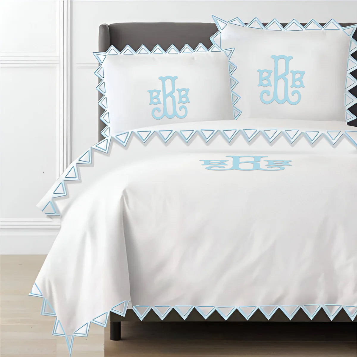 Parure de housse de couette unie en satin de coton 400 fils avec broderie triangulaire Ashley de Monogram