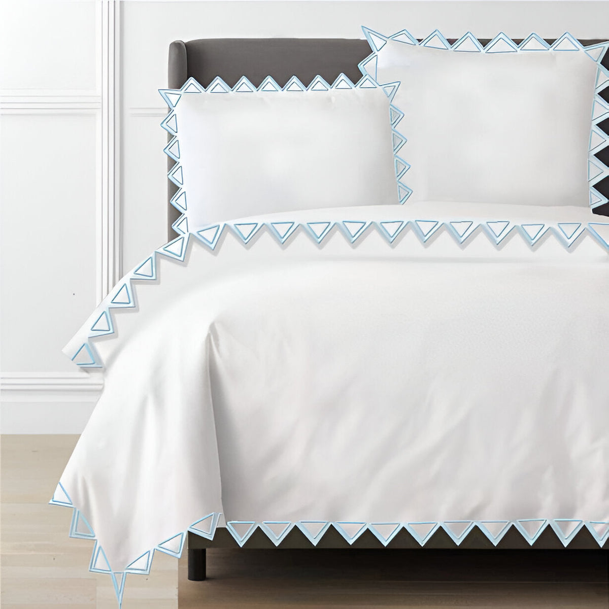 Parure de lit Ashley en satin de coton 400 fils avec broderie triangulaire