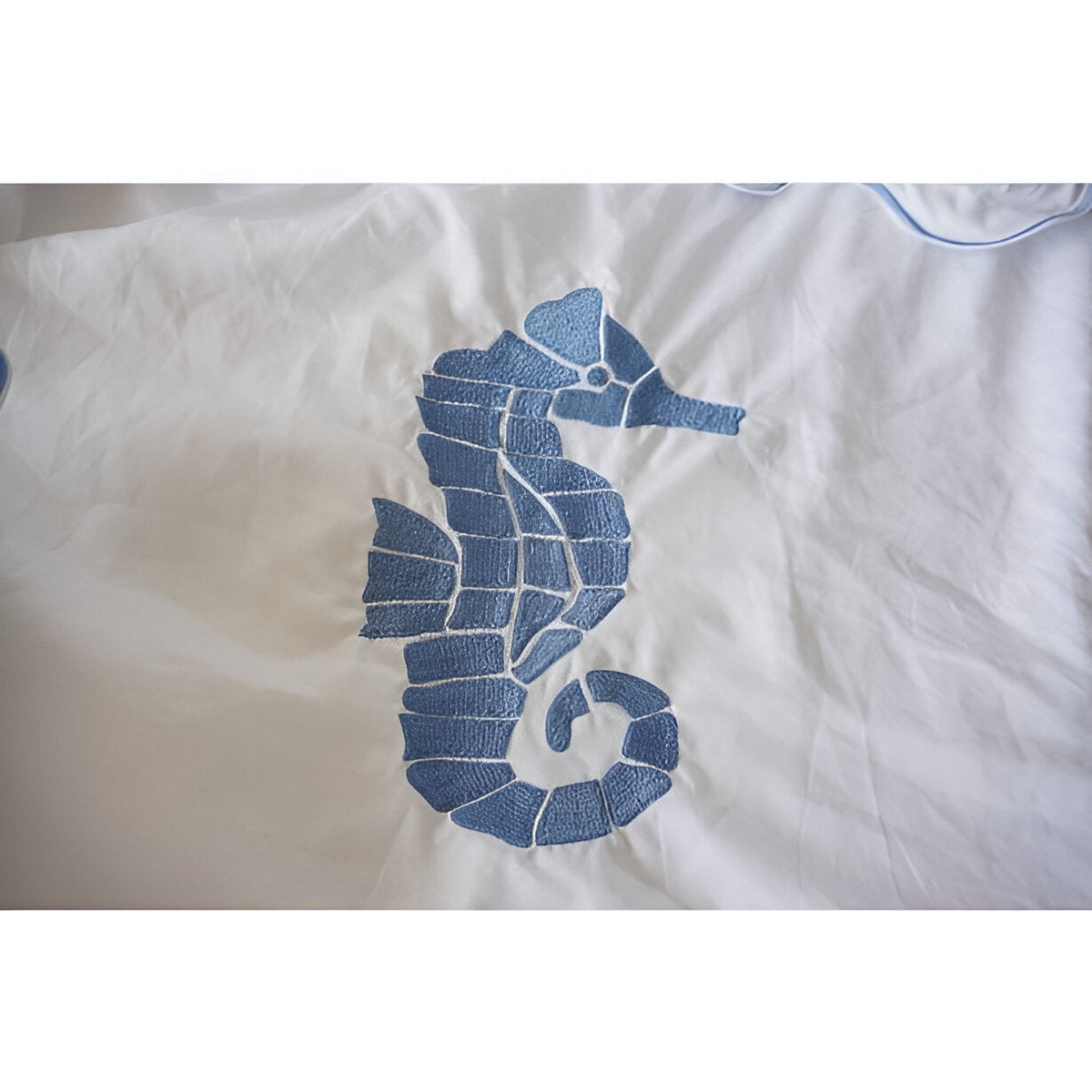 Parure de lit en satin de coton brodé motif hippocampe