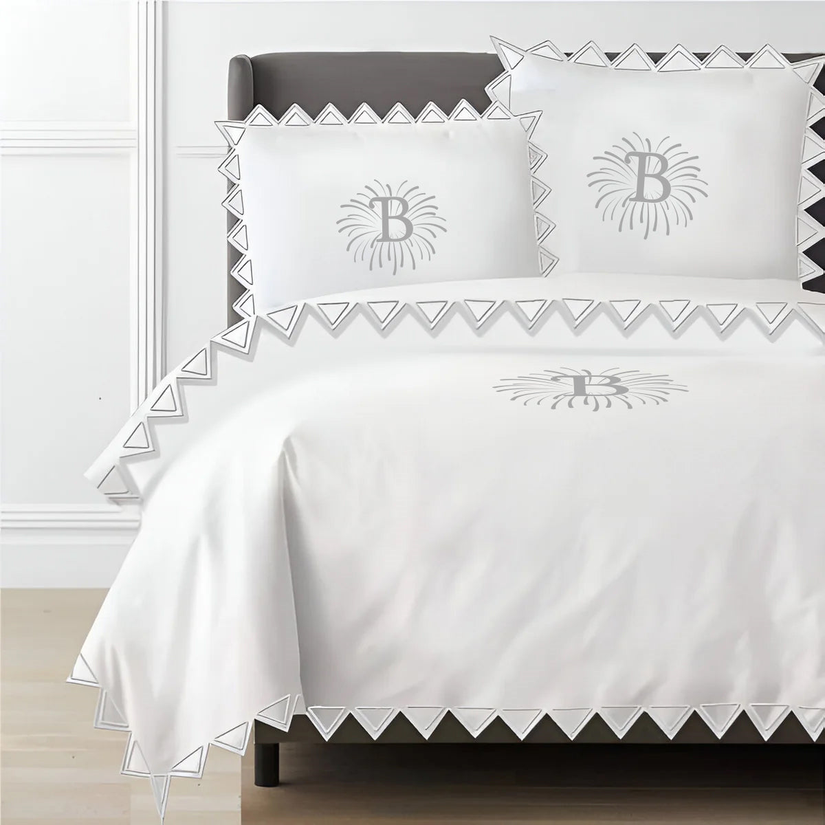 Parure de housse de couette unie en satin de coton 400 fils avec broderie triangulaire Ashley de Monogram