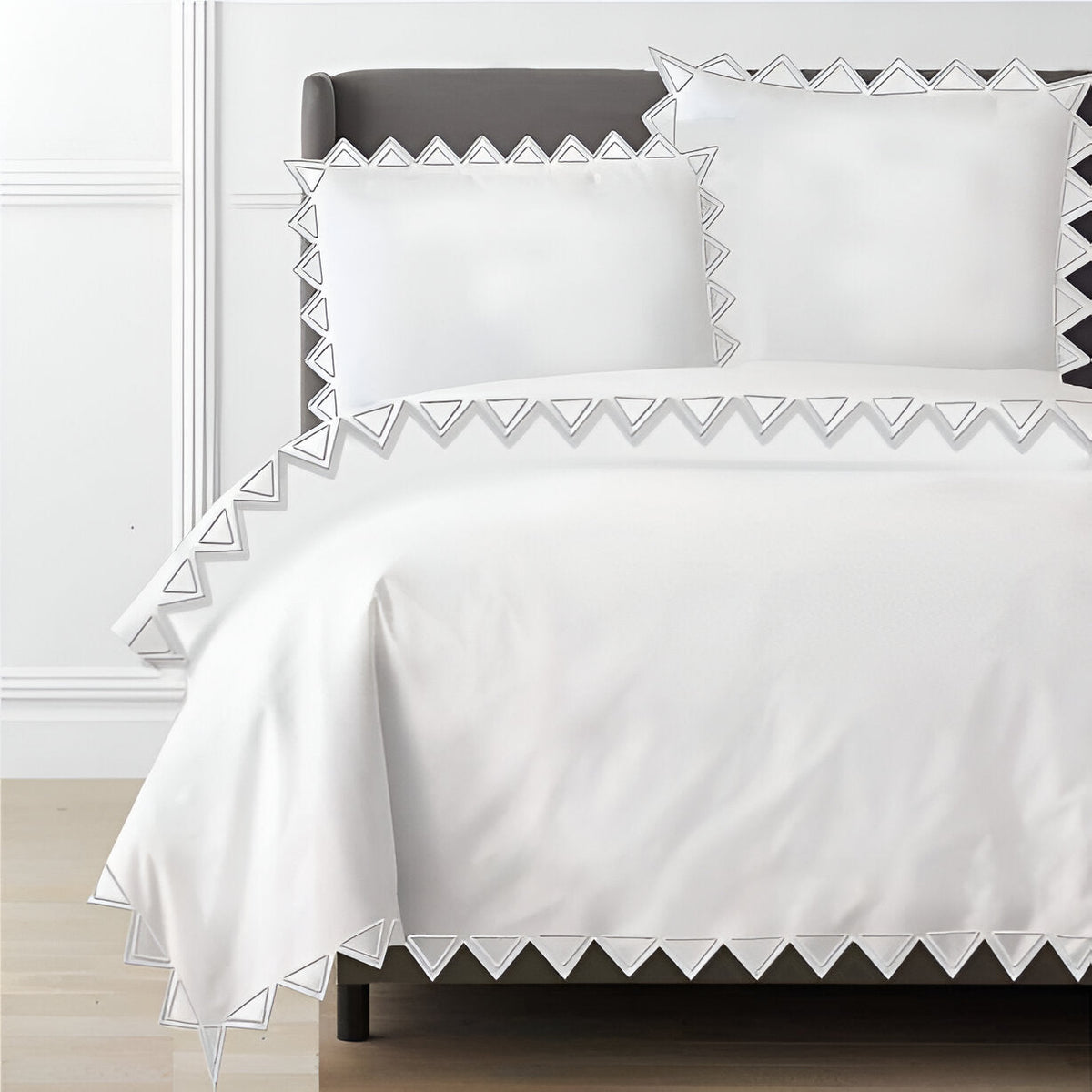 Parure de lit Ashley en satin de coton 400 fils avec broderie triangulaire