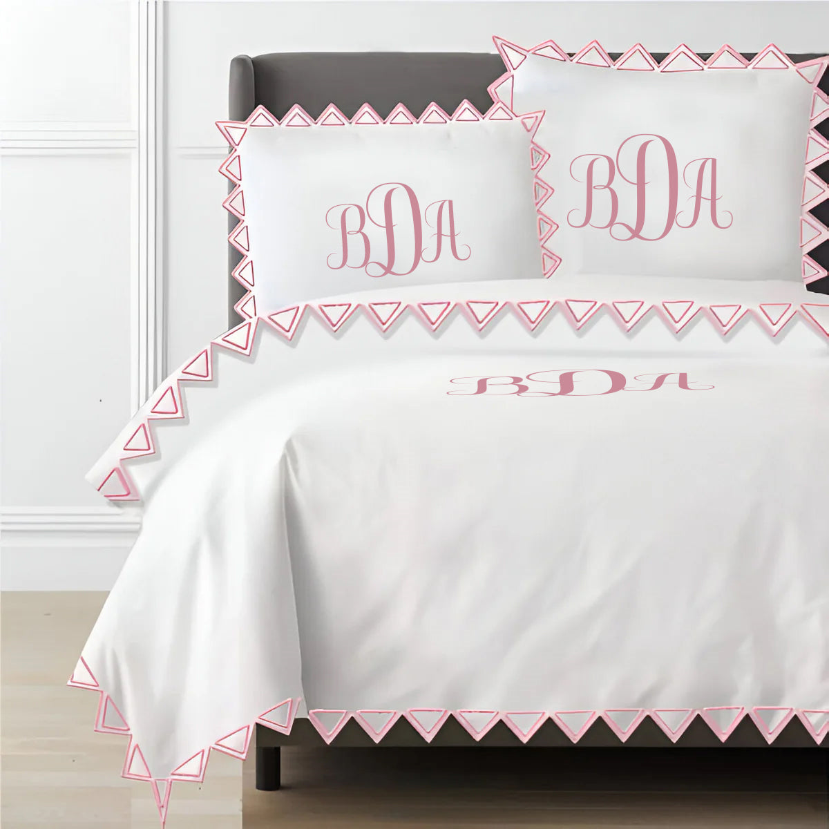 Parure de housse de couette unie en satin de coton 400 fils avec broderie triangulaire Ashley de Monogram