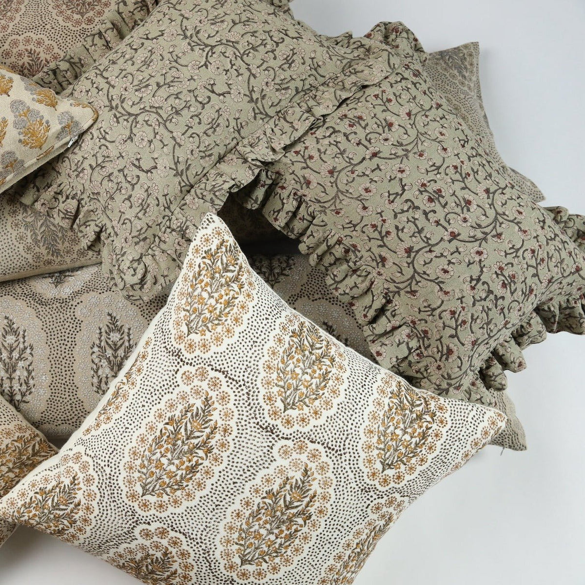 Fodera per cuscino decorativo in lino con stampa floreale Inaya, color Beachwood con volant