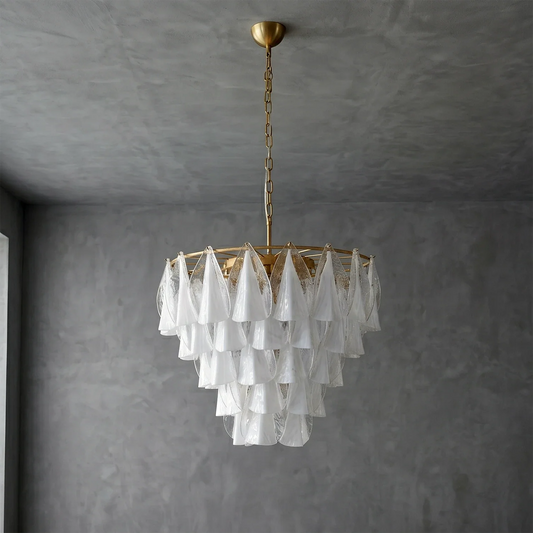 Lustre moderne à niveaux en laiton et verre
