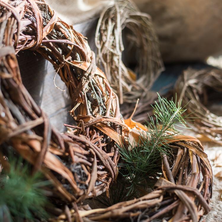 Ghirlanda natalizia in vimini e rattan naturale autunnale