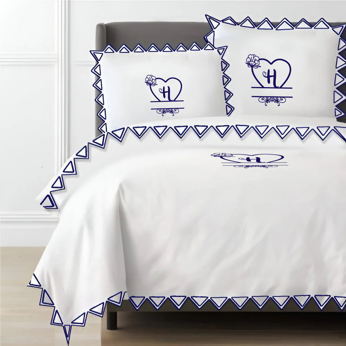 Parure de housse de couette unie en satin de coton 400 fils avec broderie triangulaire Ashley de Monogram