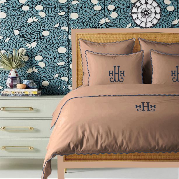 Parure de lit en coton 400 fils, broderie festonnée, monogramme taupe