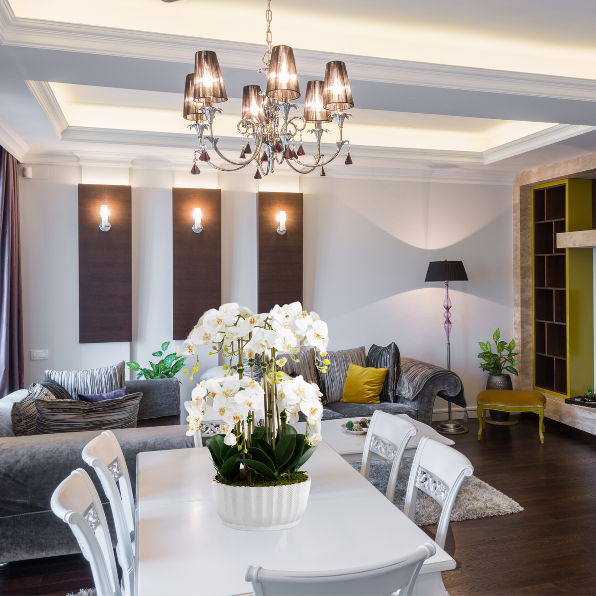 Centrotavola con orchidea finta in vaso bianco