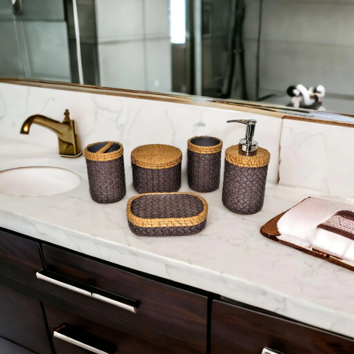 Set da bagno viola con elegante design a trama