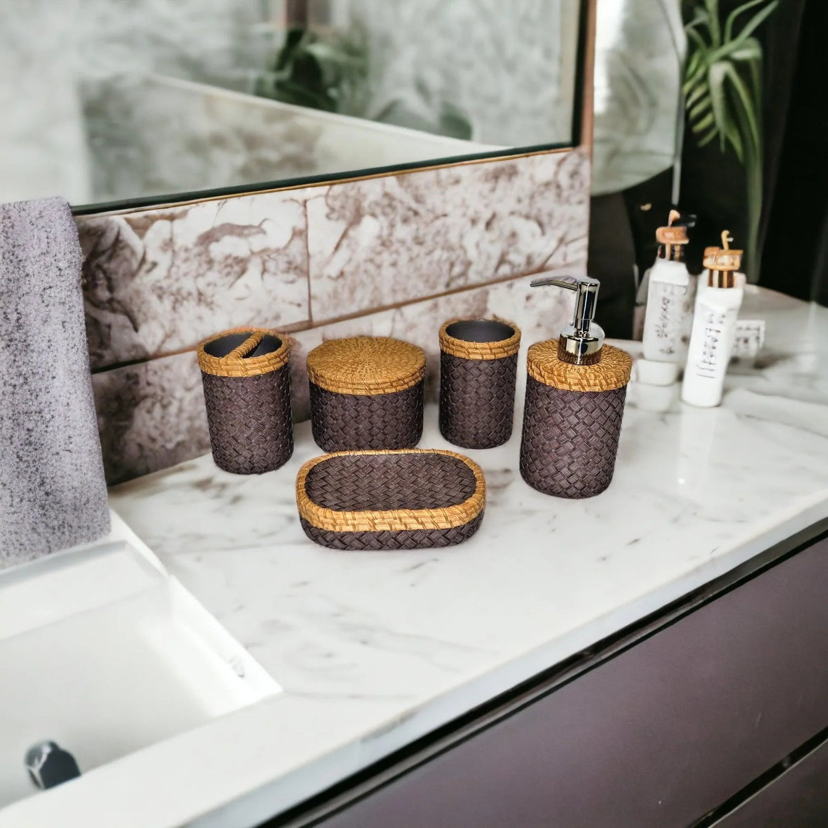 Set da bagno viola con elegante design a trama