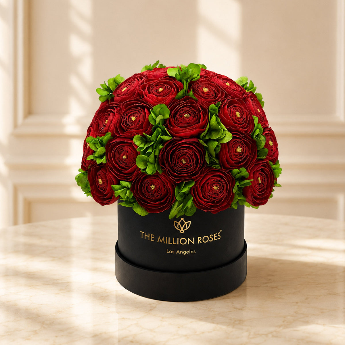 Boîte noire classique | Renoncules persanes rouges et hortensias verts