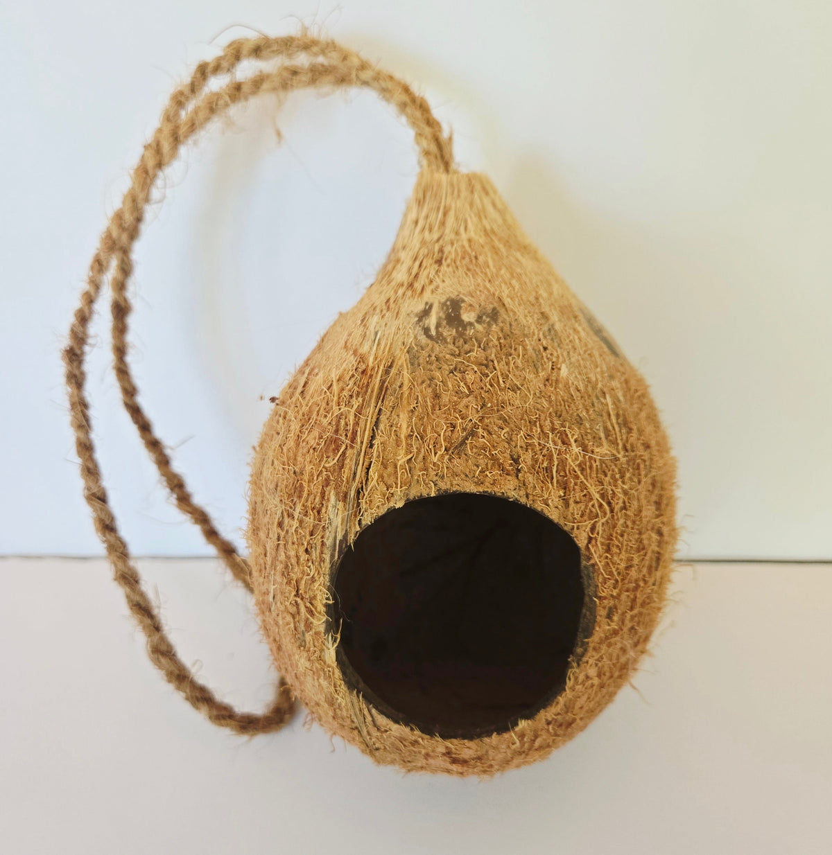Abri suspendu en coque de noix de coco