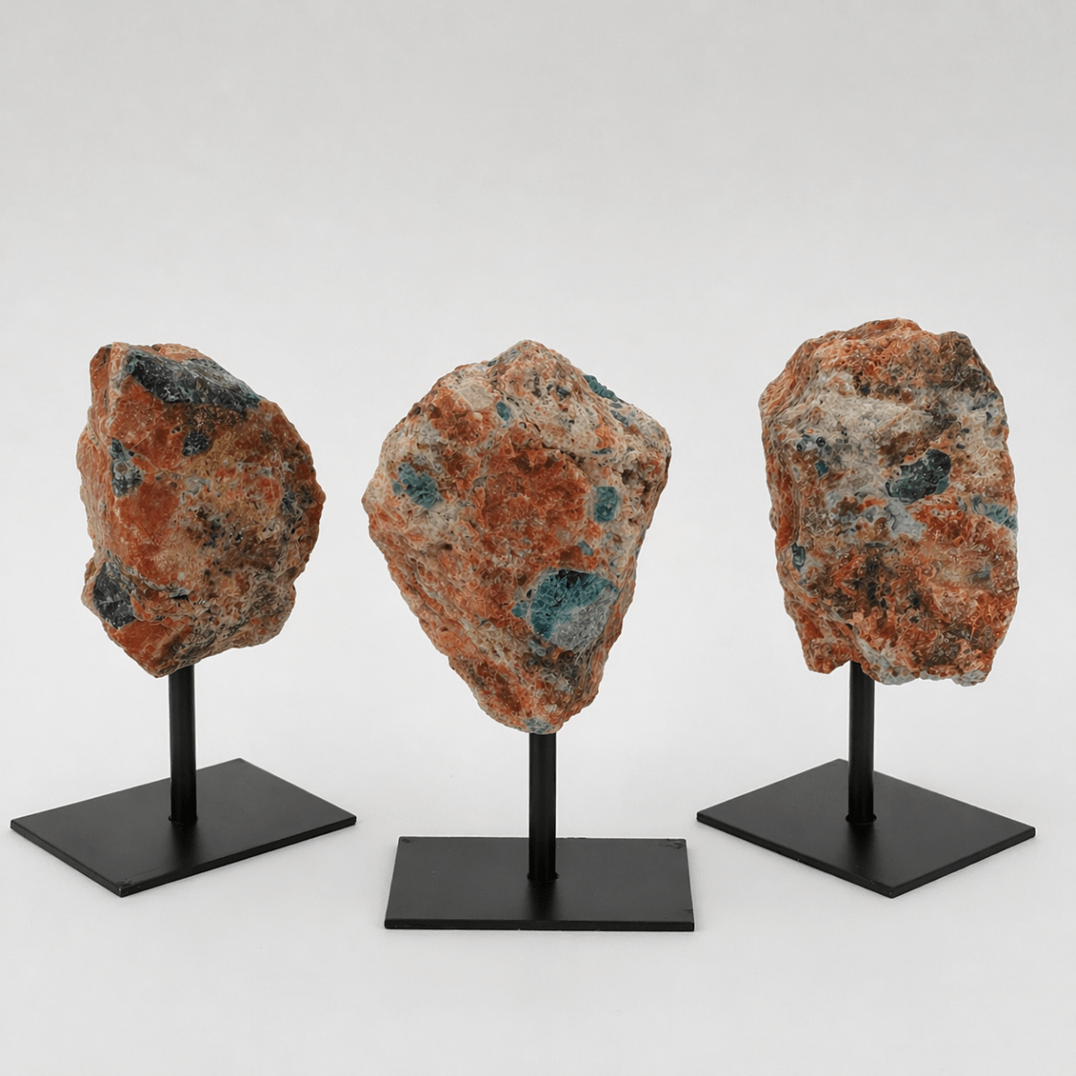 Apatite grezza su matrice di calcite su supporto in metallo