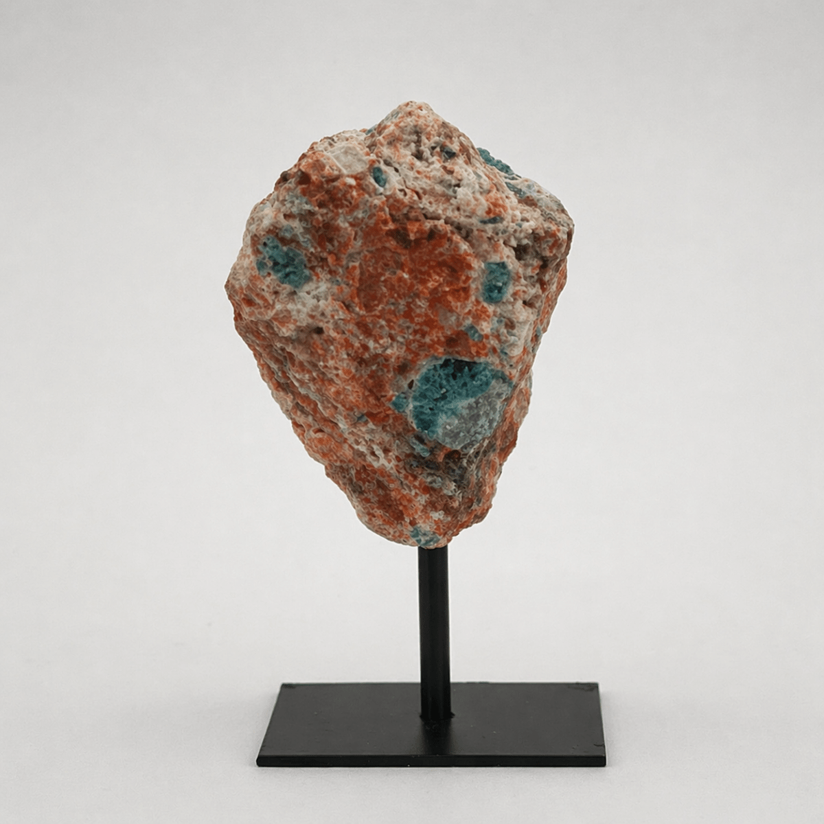 Apatite grezza su matrice di calcite su supporto in metallo