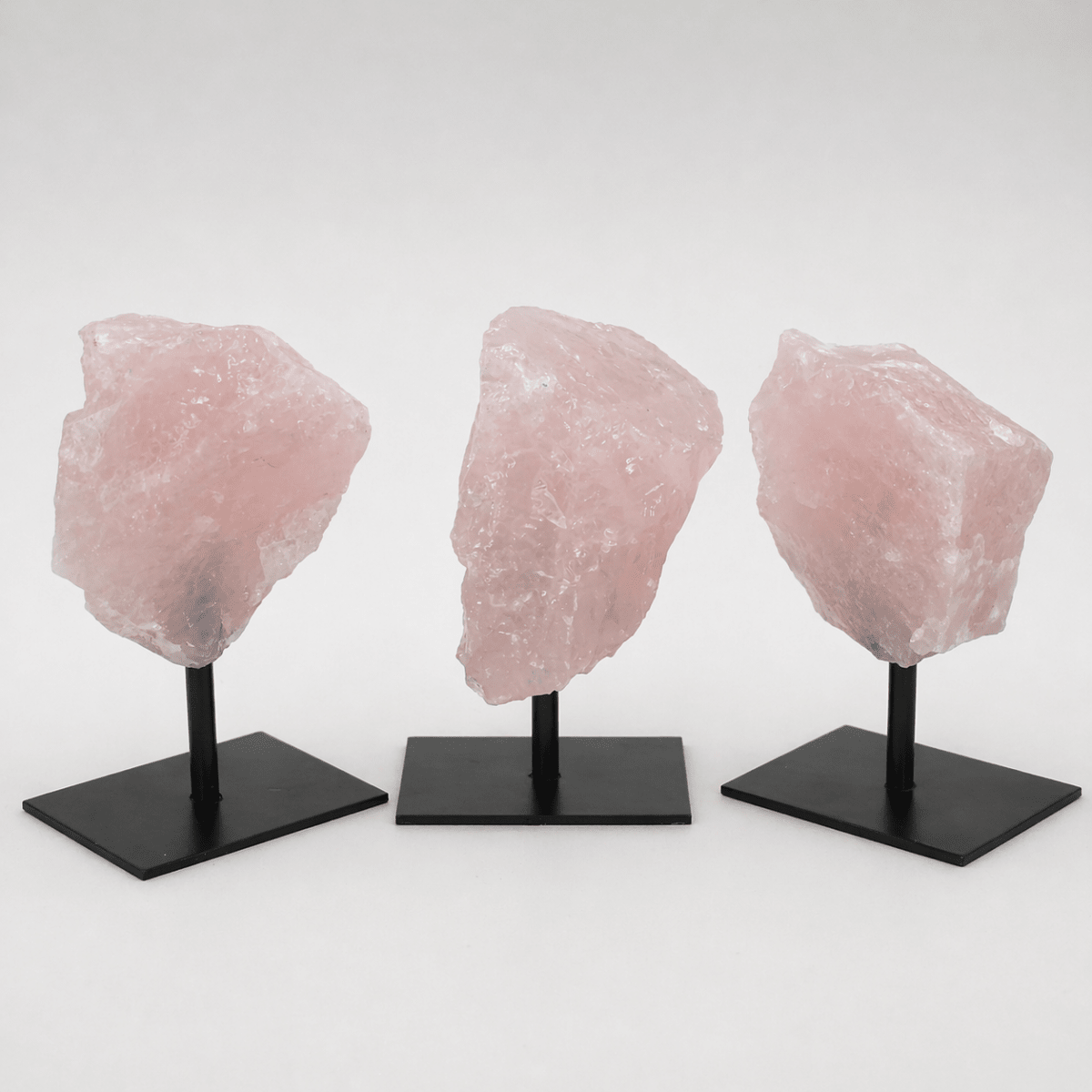 Quarzo rosa grezzo su supporto in metallo