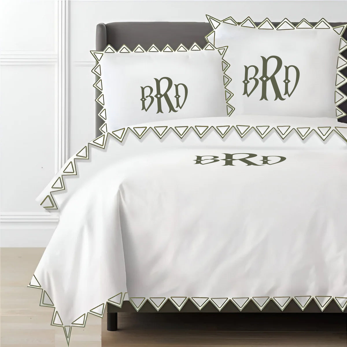Parure de housse de couette unie en satin de coton 400 fils avec broderie triangulaire Ashley de Monogram