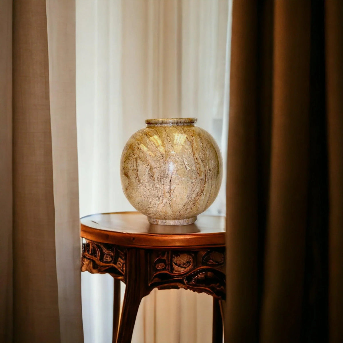 Grand vase en marbre beige Sahara