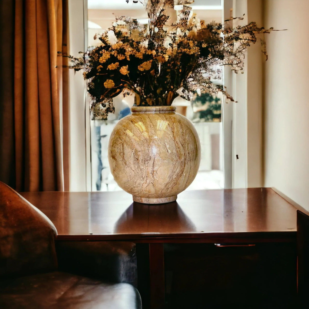 Grand vase en marbre beige Sahara