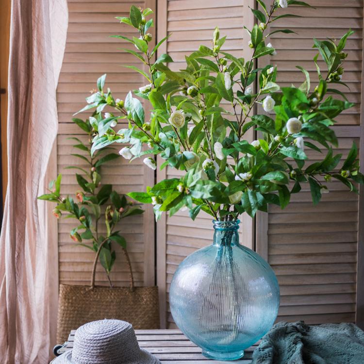 Tige de camélia en soie artificielle avec feuilles, vert ou blanc