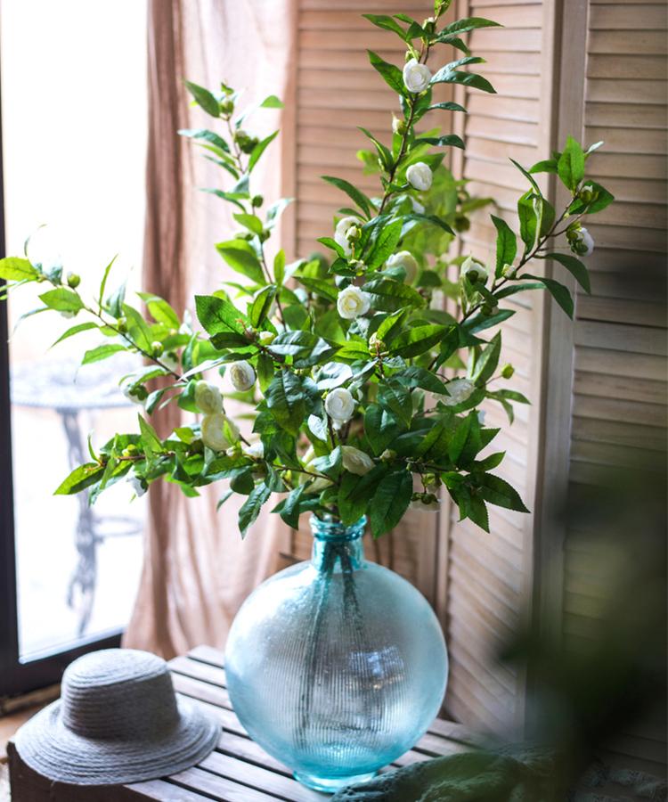 Tige de camélia en soie artificielle avec feuilles, vert ou blanc