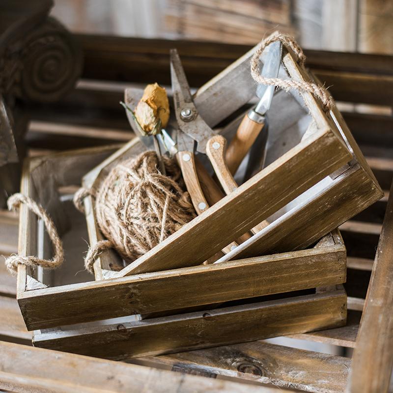 Cassa in legno massello con manici in corda