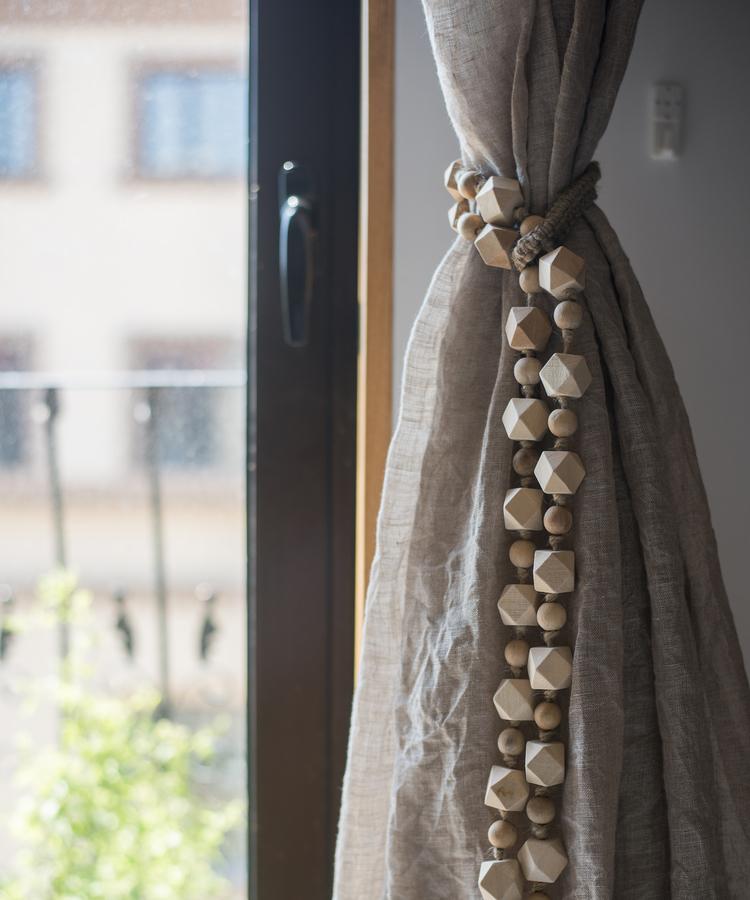 Fermatende rustici fatti a mano in legno massello