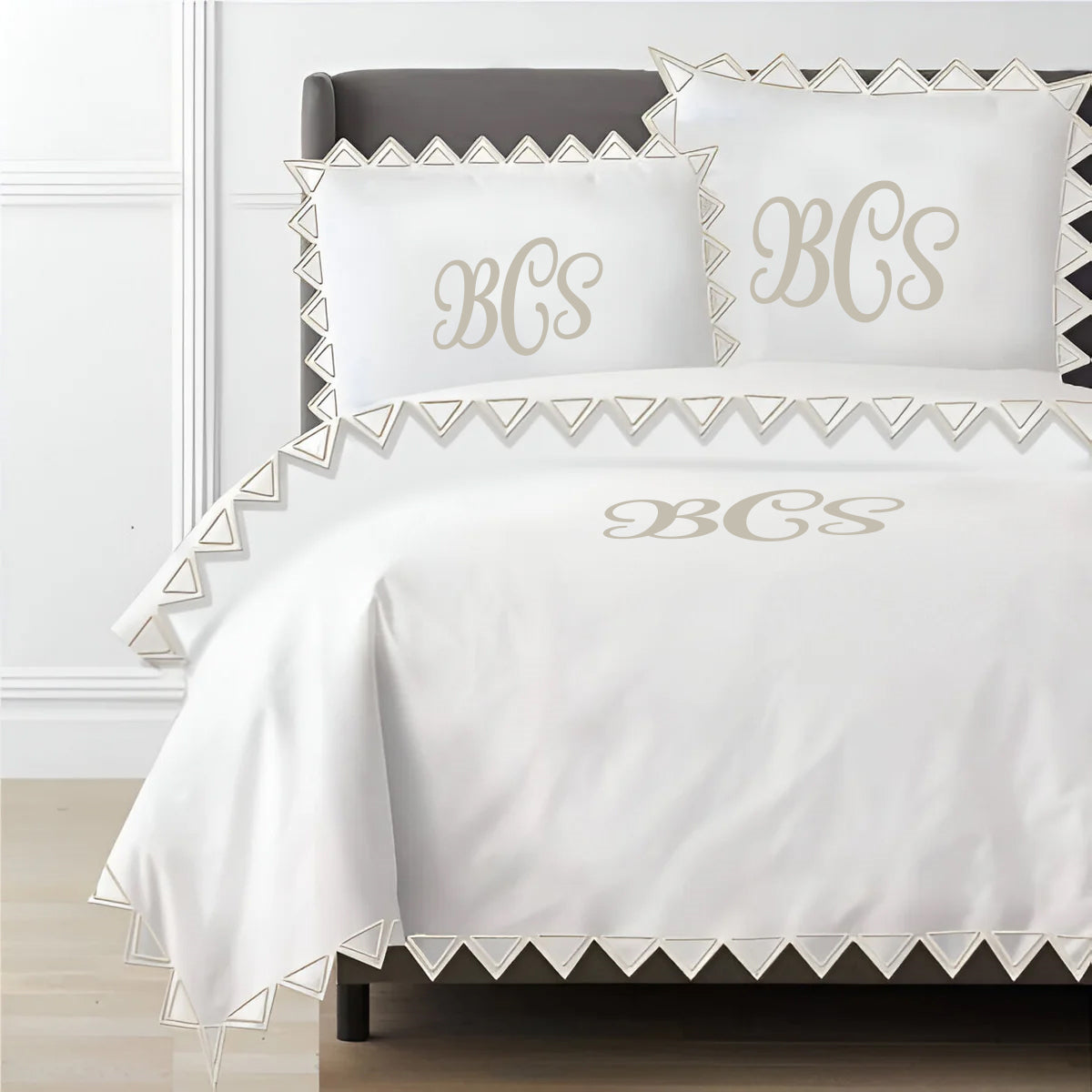 Parure de housse de couette unie en satin de coton 400 fils avec broderie triangulaire Ashley de Monogram