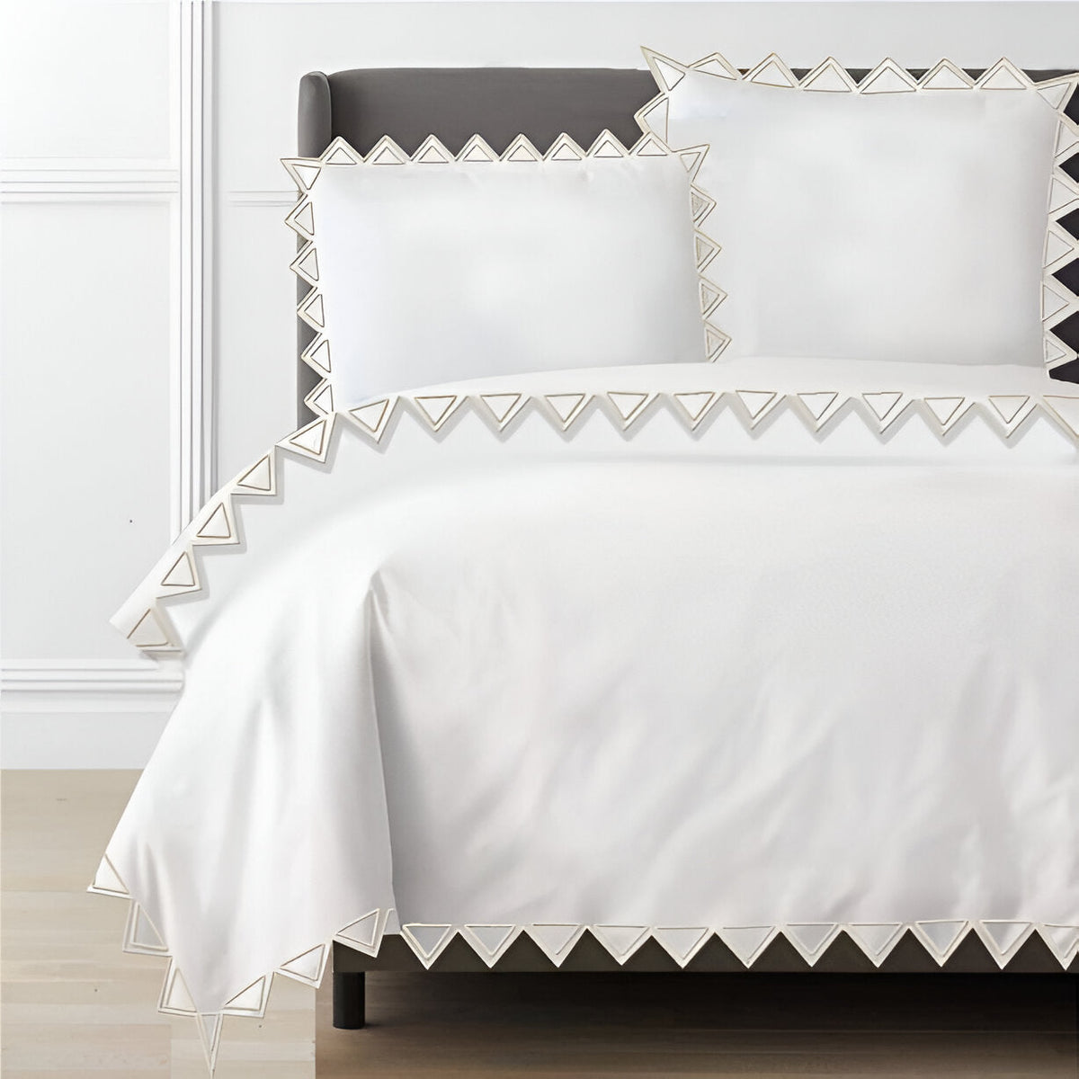 Parure de lit Ashley en satin de coton 400 fils avec broderie triangulaire