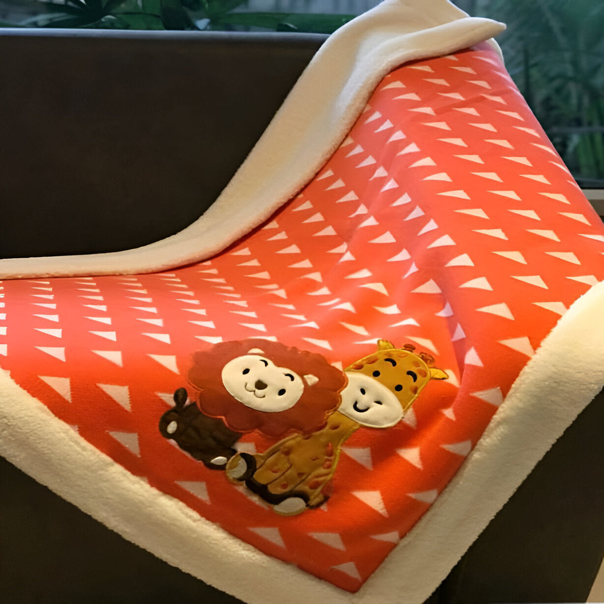 Copertina per neonati in cotone lavorato a maglia con triangoli arancioni e bianchi