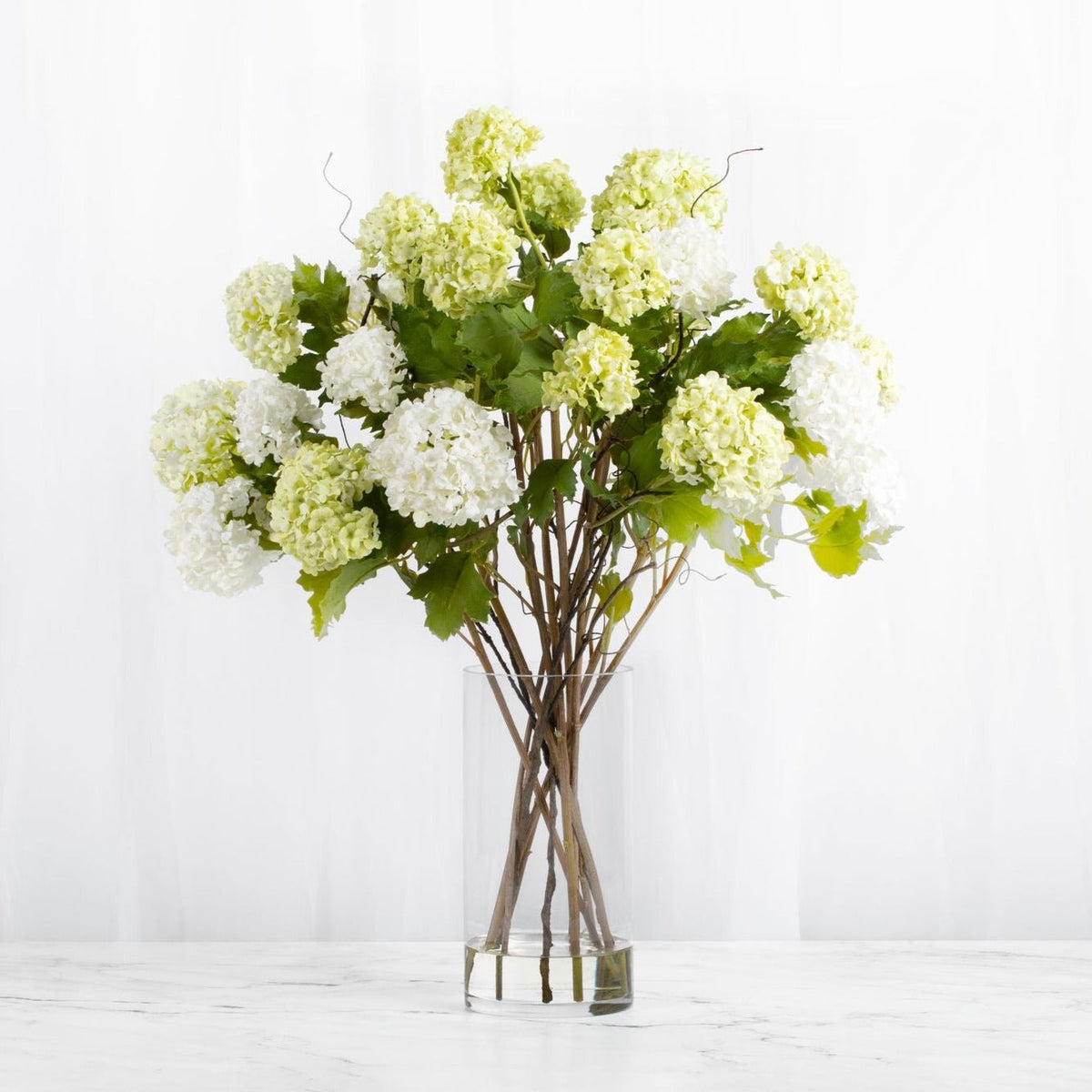 Composition florale en hauteur avec hortensias