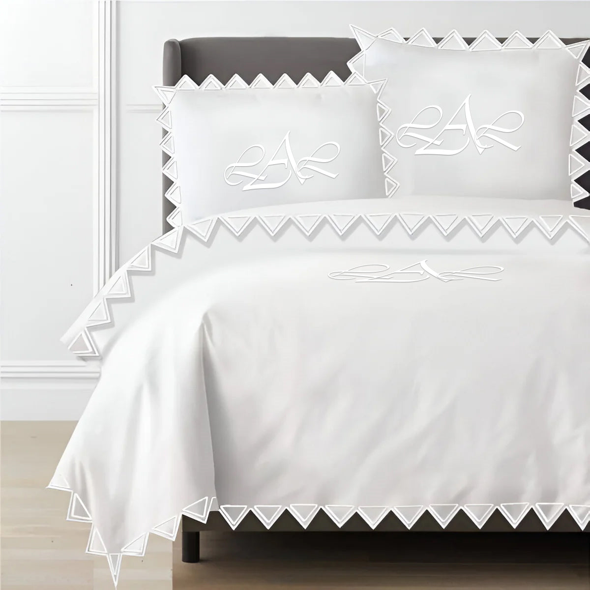 Parure de housse de couette unie en satin de coton 400 fils avec broderie triangulaire Ashley de Monogram