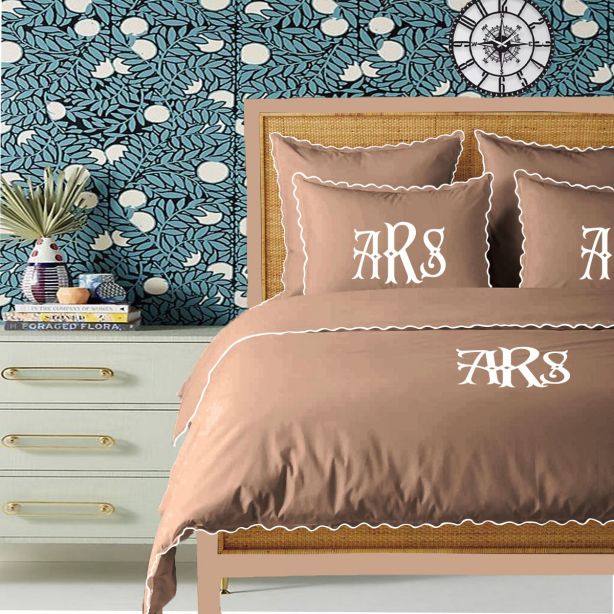 Parure de lit en coton 400 fils, broderie festonnée, monogramme taupe