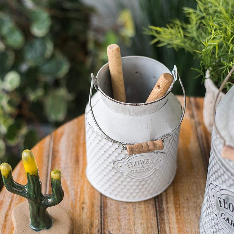 Petit baril de jardin en fer blanc pour fleurs