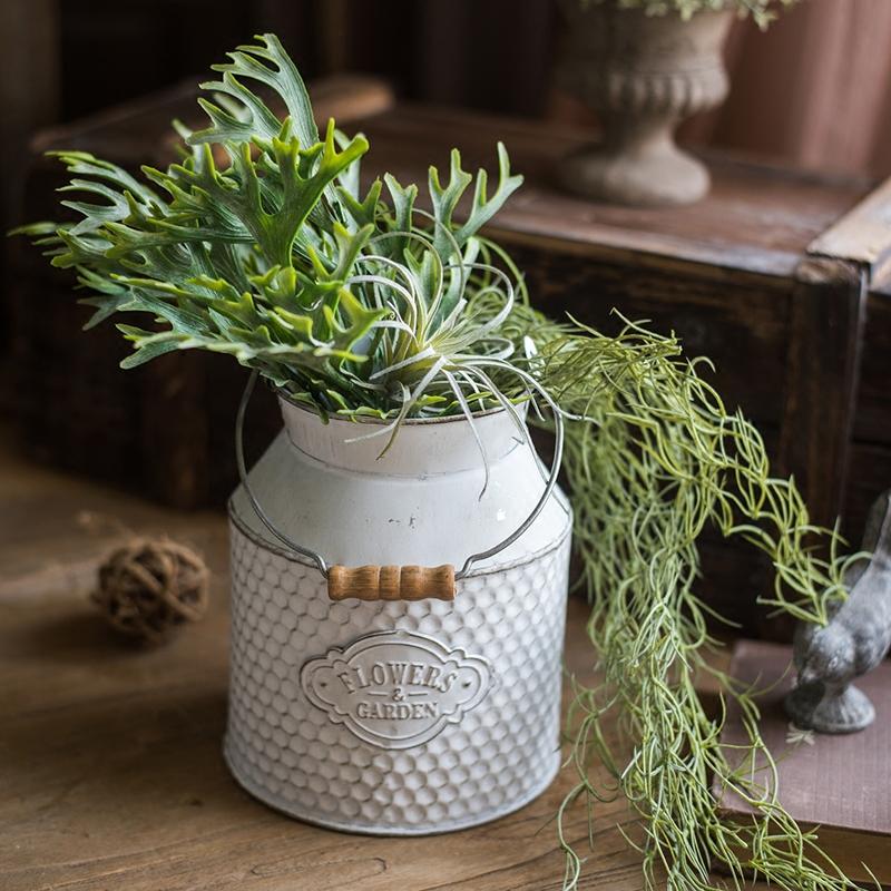 Petit baril de jardin en fer blanc pour fleurs