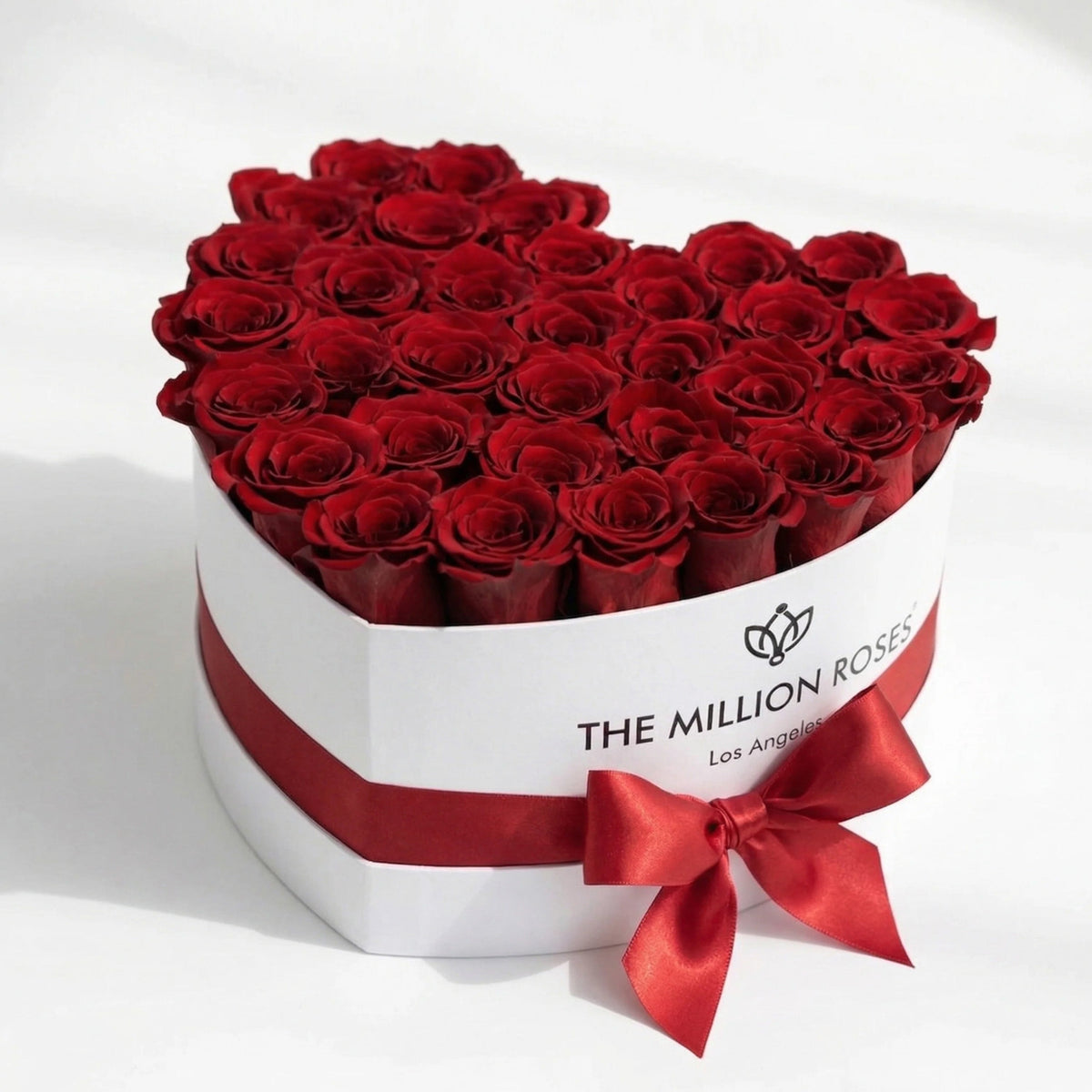 Scatola bianca a forma di cuore | Rose rosse