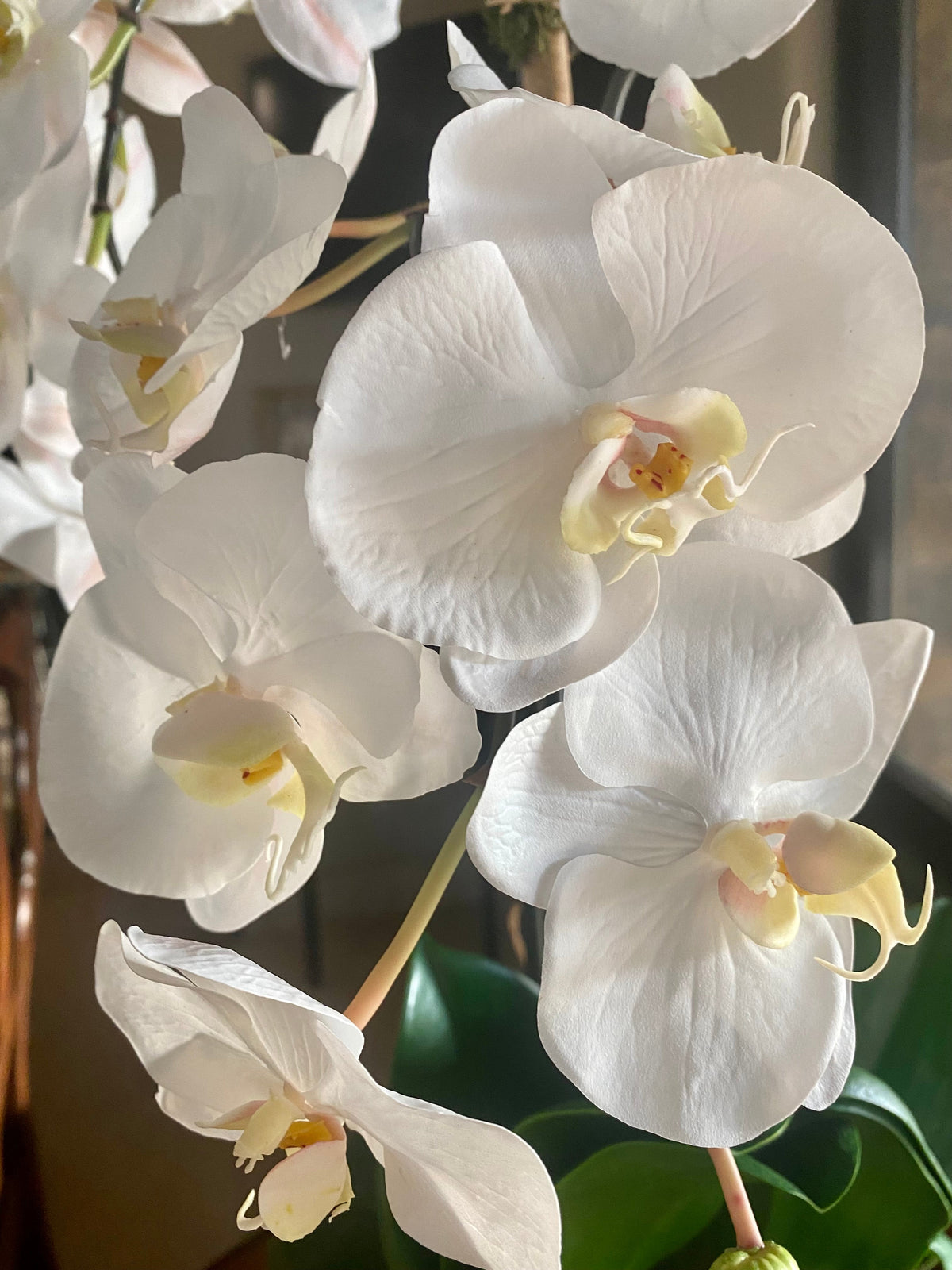 Centrotavola con orchidea finta in vaso bianco