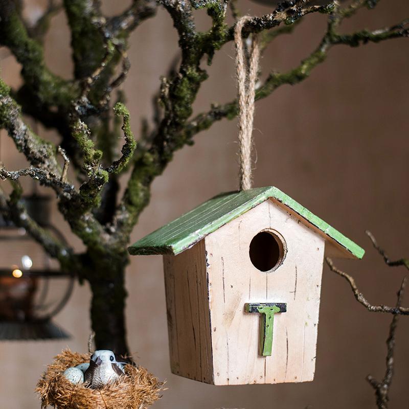 Ornement de nichoir en bois