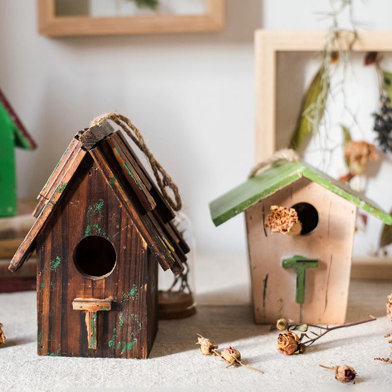 Ornement de nichoir en bois
