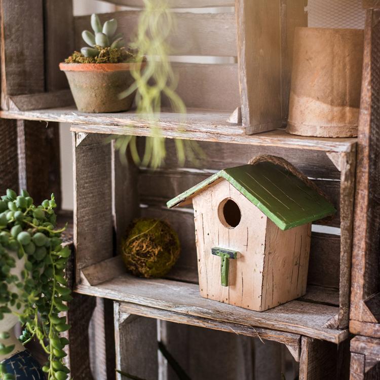 Ornement de nichoir en bois