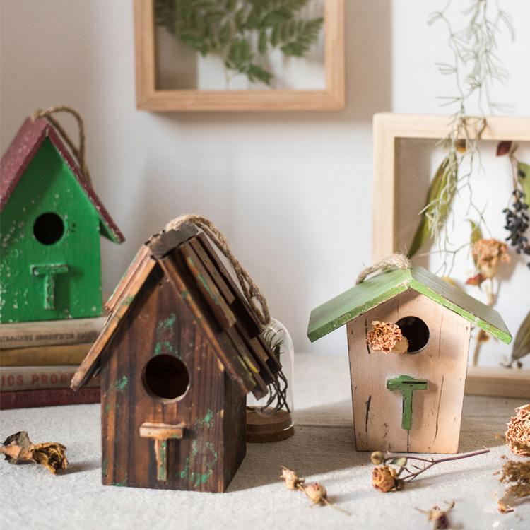Ornement de nichoir en bois
